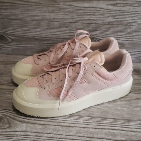 New Balance mens light pink suede and fabric platforms athletic shoes si…